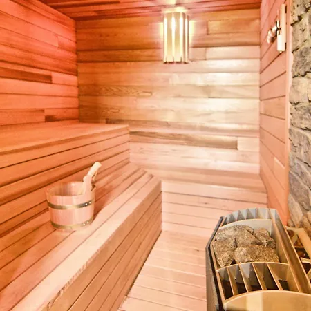 شاليه Lush In With Sauna